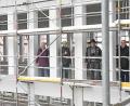 Bild: Gabi Schönberger
In der klar gegliederten Fertigbetonfassade der künftigen AOK Geschäftsstelle stehen Gaby Hübner (von links), Jürgen Spickenreuther, Polier Markus Günther und Lothar Höher beim dezemberlichen Richtfest fast wie in einem großen Adventskalender.