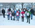 Bild: gru
Die Deutschen Sportabzeichen für Kinder und Jugendliche verleihen (links) Elisabeth Dehling, (hinten) Bürgermeister Hans-Jürgen Strehl und (rechts) Kerstin Hagerer.