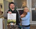 Bild: hcz
Der Weiden-Kalender erbrachte 1300 Euro für das Tierheim. Sebastian Weiß übergab den Erlös an Tierheimleiterin Jutta Böhm.