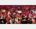 Archivbild: Sean Dempsey/dpa
Man darf gespannt sein, ob die Oberpfälzer Darts-Fans in Weiden ähnlich stimmungsvoll, kreativ und losgelöst feiern werden wie alljährlich im "Ally Pally" zur WM in London.
