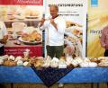Bild: R. Kreuzer
Schmecken, riechen, prüfen: Obermeister Wolfgang Schmidt, Innung Nordoberpfalz (von links), Prüfer Manfred Stiefel und rechts BÄKO-Geschäftsführer Walter Beer sind auf das Ergebnis der diesjährigen Stollenprüfung gespannt.