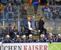 Archivbild: gb
Chefcoach Sebastian Buchwieser (rechts) und Co-Trainer Sascha Grögor verfolgen das Spielgeschehen: Am Wochenende treffen die Blue Devils auf den EC Peiting und den Deggendorfer SC.