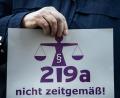 Symbolbild: Silas Stein
Die Ampelkoalition hat vereinbart, den Paragrafen 219a zu streichen. Dieser stellt „Werbung für den Abbruch einer Schwangerschaft“ unter Strafe.