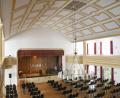 Bild: Gabi Schönberger
Bestuhlung und Bühnenaufbau wird es im Evangelischen Vereinshaus vielleicht nie mehr geben. Der Pächter bereitet seinen Abschied vor, die Kirche will die Immobilie verkaufen.