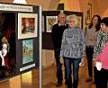 Bild: R. Kreuzer
Die Ausstellung im Maria-Seltmann-Haus ist eröffnet. Hobbymaler stellen ihre gemalten Auffassungen zum Thema Menschen und Bäume aus.