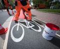 Symbolbild: Andreas Arnold/dpa
Die Wirkung von roten Markierungen auf Fahrradwegen ist auch in Sulzbach-Rosenberg umstritten. Die Thematik soll nach Möglichkeit in das vom Stadtrat mehrheitlich beauftragte neue Radverkehrskonzept einfließen.