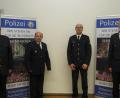 Bild: Polizeipräsidium Oberpfalz
Von links: Polizeipräsident Norbert Zink, stellvertretender Dienststellenleiter Polizeihauptkommissar Manfred Plößner, Dienststellenleiter Polizeihauptkommissar Thomas Dietrich, Polizeivizepräsident Thomas Schöniger bei der Einführungszeremonie in Auerbach.