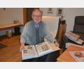 Bild: jr
Seit 1975 sammelt Ernst Neumann Zeitungsberichte über das Geschehen in Pechbrunn, Groschlattengrün und Schlößl. An diesem Samstag feiert der Altbürgermeister seinen 70. Geburtstag.