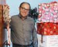 Bild: Gabi Schönberger
In Pleystein öffnet uns Bruno Friedl die Tür. Rechts stehen schon die Pakete, die er für die Weihnachtstrucker-Aktion der Johanniter sammelt.