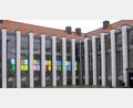 Bild: pz
Den Adventskalender an der Fassade des Gästehauses St. Joseph hat dieses Jahr Rahmi Schulz aus Wiesbaden mit Tafeln aus der Glashütte Lamberts gestaltet.