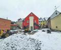 Bild: Biczysko/fph
Knapp 3 Millionen Euro fließen im kommenden Jahr in die Sanierung von Dörflaser Hauptstraße 10 und Fabrikgasse 3, die durch diesen ausladenden Innenhof miteinander verbunden sind. Links ist die neue Unterkunft für die Arbeiterwohlfahrt, in der Mitte der sanierte Trakt samt Außenfahrstuhl für die neue Bleibe der Tagesmütter.