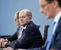 Symbolbild: Michael Kappeler/dpa-Pool/dpa
Bundeskanzler Olaf Scholz (Mitte, SPD), nimmt neben Hendrik Wüst (rechts, CDU), Ministerpräsident von Nordrhein-Westfalen und Michael Müller (links verdeckt, SPD), Regierender Bürgermeister von Berlin, an einer Pressekonferenz nach den Beratungen der Bundesregierung mit den Ministerpräsidenten der Länder teil.