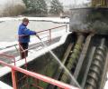 Bild: bsc
Klärwärter Sebastian Schultes (Bild) beim Reinigen der Hebeschnecken in der bestehenden Kläranlage. Zum Abrechnungsmodus beim geplanten Bau einer neuen Schilfkläranlage sammelte die BI „Bürgerfreundliche Abrechnung Kläranlage“ Unterschriften für ein Bürgerbegehren.