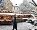 Bild: Stephan Huber
Der Weihnachtsmarkt 2021 in Amberg, der keiner ist. Auf dem Marktplatz stehen fünf Buden, die offiziell als Verkaufsstände geführt werden. Dafür legt sich das Wetter heuer so richtig ins Zeug.