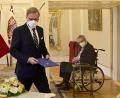 Archivbild: Roman Vondrous/dpa
Ende November schien alles noch in Ordnung: Tschechiens Präsident Milos Zeman (rechts) und der neue Ministerpräsident Petr Fiala bei dessen Vereidigung. Knapp zwei Wochen später knirscht es zwischen den beiden gewaltig.