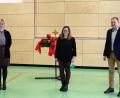 Bild: wec
Ulrike Erlbacher (Mitte) bei ihrer offiziellen Amtseinführung in der Mehrzweckhalle der Grundschule mit Schulamtsdirektorin Beatrix Hilburger (links) und Bürgermeister Erich Meidinger (rechts).