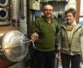 Bild: ihl
Rudolf Wild legt die Hand an den Einfülldeckel der Brennblase. Im Kupfergefäß hat 150 Liter Maische Platz. Mit im Bild Ehefrau Lilli Wild