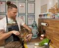 Bild: Kronseder/exb
Sebastian Kronseder in seiner Schulungs-Küche, in der er auch Kurse gibt. Hier rührt er gerade den Teig für Kartoffellebkuchen.