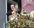 Bild: Gabi Schönberger
Markus Hierold (48) öffnet zusammen mit Kater Leo das elfte Türchen der Adventsaktion "Türöffner".