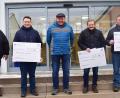 Bild: no
Bei der Spendenübergabe vor dem Rathaus: (von links) Bürgermeister Dieter Dehling, Posaunenchor-Leiter Martin Schmidt, Bauunternehmer Josef Margraf, Kirchenpfleger Peter Falk, Werner Englhard und Robert Luber vom SV llschwang.