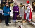 Bild: mng
Stadtpfarrer Edmund Prechtl verabschiedete seinen Mitarbeiter, Pastoralreferent Albert Neiser (links) nach 18 Jahren in den Ruhestand. Den Nikolaus (Alfred Pravida) überzeugte Neiser dabei von seinen Kenntnissen zu den im Kirchenraum dargestellten Heiligen.