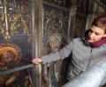 Bild: Wolfgang Steinbacher
Restauratorin Ronja Lammers steht auf dem Gerüst in der Basilika St. Martin und erklärt an einer Petrus-Darstellung die Besonderheiten der wertvollen Buntglasfenster und was beim Restaurieren gemacht wird. Oder was auch ganz bewusst nicht gemacht wird.