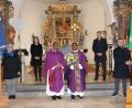 Bild: pi
Pfarrer Julius Johnrose (mit Blumen) sagt "Vergelt's Gott" und wünscht seinem Nachfolger Pater John Subash Vincent alles Gute. Die Verdienste des scheidenden Geistlichen würdigen Bernhard Lang, Anja Thalhauser und Marina Hirnet (hinten, von rechts).