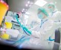 Symbolbild: Rolf Vennenbernd/dpa
Das Krebsmedikament, um das es geht, nennt sich "Keytruda" mit dem Wirkstoff Pembrolizumab. In anderen Ländern, insbesondere den USA, ist es seit Jahren zugelassen. Auch die AOK zahlt in anderen Bundesländern die Zusatztherapie zur Standardtherapie.