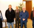 Bild: Fabian Polster/Landratsamt/exb
Personalchef Walter Brucker, Landrat Roland Grillmeier und stellvertretender Personalratsvorsitzender Richard Schiedeck bedankten sich für viele Jahre Dienst am Landratsamt. Von links: Walter Brucker, Markus Bauer, Roland Grillmeier, Thomas Wienerl und Richard Schiedeck (nicht mit im Bild: Gabriele Land).