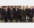 Bild: u
Die Kolpingsfamilie Hirschau ehrt 22 langjährige Mitglieder (hinten, von links): Hans Jürgen Schönberger, Gerhard Staudigl, Franz Dorfner, Siegfried Schorner, Karl-Heinz Knorr, Thomas Bösl, Karl Mader, Albert Meindl, Lothar Meier, Siegfried Waldhauser und Pfarrer Johann Hofmann; vorn (von links): Werner Huber, Lydia Wisgickl, Hermann Gebhard, Helmut Rösch, Xaver Böller und Heribert Fleischmann.