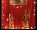 Bild: flt
Das Adventsfenster der Feuerwehr Plößberg mit zwei geschnitzten Figuren. Eine stellt einen Feuerwehrmann (links) dar, die andere den Heiligen Florian (rechts).
