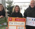 Bild: ffz
Zweite Vorsitzende Gerlinde Reichl und Vorsitzender Josef Sirtl sagen nicht nur Elke Krodel (Mitte) herzlichen Dank, sondern auch allen "Rewe"-Kunden, die diese Unterstützung mit ermöglichten.