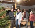 Bild: Gabi Schönberger
Familie Ebnet steht in der Weihnachtswerkstatt. Von links: Alexander Ebnet mit Söhnchen Maximilian, Franziska Ebnet, Opa Hans Ebnet und Oma Rosa Ebnet.