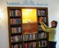 Bild: bl
Gut sortiert wartet der öffentliche Bücherschrank im Foyer des Bürgerhauses auf erste Tauschgeschäfte. Büchereileiterin Irmi Sittl kümmert sich um eine ansprechende Auswahl kostenloser Literatur.