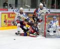 Bild: Roland Rappel
Die Blue Devils zogen am Sonntag beim Deggendorfer SC mit 2:4 den Kürzeren. Das Bild zeigt eine Szene vor dem Weidener Kasten mit (von links) Ralf Herbst, Adam Schusser und Goalie Jaroslav Hübl. Am Boden der Ex-Amberger Liam Blackburn.
