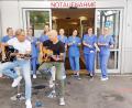 Bild: Marion Hausmann /exb 
Das Austropop-Duo „Zwoa Achter`l – bitte!“ sorgte bei den Dreharbeiten zum Geburtstagssong „Dei offene Tür“ sowohl im Herzkatheterlabor als auch vor der Zentralen Notaufnahme des Krankenhauses St. Barbara Schwandorf spontan für gute Stimmung.