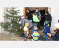 Bild: njn
Ihre Sternenmomente in diesem Jahr durften die Großen und Kleinen auf Sterne schreiben und an den Tannenbaum vor der Kirche hängen.