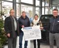 Bild: Andreas Royer
Übergabe des symbolischen Spendenschecks im Autohaus Auers mit (von links) MEINE-Vorsitzendem Manfred Lilla, Kurt Falk, Lisa Nerlich und Geschäftsführer Winfried Auers.