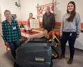 Bild: u
Nun hat es das Reinigungspersonal des Hirschauer BRK-Seniorenheims St. Barbara leichter, die rund 11 000 Quadratmeter Fußbodenflächen zu reinigen, denn Klaus Conrad spendierte eine Scheuersaugmaschine, Helmut Dolles gibt darüber hinaus ein Brettspiel (von links): stellvertretende Leiterin Magdalena Laby, Gerontotherapeutin Anita Dobmeier, Heimsprecher Rudi Wild und Hauswirtschaftsleiterin Ann-Kathrin Reichl.