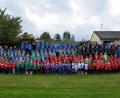 Bild: fdl
Die Mädchen und Jungen der beteiligten Vereine, SV Kohlberg-Röthenbach, TuS Schnaittenbach, TuS/WE Hirschau, SV Kemnath a. Buchberg und der DJK Ehenfeld-Massenricht, mit Jugendleitern, Trainern und Betreuern, auf dem Schnaittenbacher Fußballplatz.
