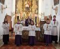 Bild: stg
Pfarrer Heribert Stretz (hinten) nahm Julia Stingl, Kathrin Lorenz und Johann Prechtl (Zweite, Vierte und Fünfter von links) in die Schar der Waldecker Ministranten auf.