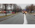 Bild: mde
Eine gute Menge an Bindemittel war notwendig, um die mit Öl verschmutzten Straßen in Kemnath am Montag wieder verkehrssicher zu machen.