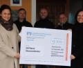 Bild: kro
Eine Spende von 3000 Euro erhielten die Stiftland-Sternenkinder. Im Bild: (von links) Beatrix Kempf, Robert Troidl, Mario Bäumler, Thomas Hetzel und Claudia Kost.