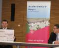 Bild: Hirsch
Landrat Thomas Ebeling (links) überreichte dem Regionalvorstand der Johanniter-Unfall-Hilfe, Martin Steinkirchner (rechts), einen Scheck über 100 000 Euro zum Bau einer Hospiz-Einrichtung in Schwandorf.