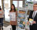 Bild: Stadt Tirschenreuth/exb
Bürgermeister Franz Stahl, Tourist-Info-Leiterin Stefanie Süß und Tourist-Info-Mitarbeiterin Petra Römer (von rechts) bei der Vorstellung des Gästeführerprogramms 2022.