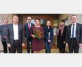 Bild: ibj
Der neuen Hahnbacher Schulleiterin Rektorin Ingrid Schneider (Mitte) gratulieren bei der Amtseinführung (von rechts) Schulamtsdirektor Gerald Haas, Rektorin Maria Schuller (Luitpoldschule Amberg) und Elternbeiratsvorsitzende Alexandra Karl sowie (von links) Bürgermeister Peter Dotzler, Konrektor Stefan Ottmann und Bürgermeister Bernhard Lindner.
