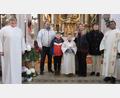 Bild: gm
Die wichtigsten Helfer bei der Jugendtaufe in der Pittersberger Nikolauskirche (von links): Gemeindereferentin Kathrin Blödt, Papa Marce Schneider, Samuel Klos, ein Freund von Ben, das Taufkind Ben Schneider mit der Taufkerze, Mama Lavinia Schneider, Patin Renate Hunder und Pfarrvikar Pater John aus Tansania, der derzeit in der Pfarrei als Priester unterstützt.