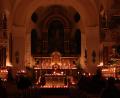 Bild: flt
Alleine von Kerzenschein erhellt feierte Pfarrer Thomas Thiermann in der Plößberger Pfarrkirche St. Georg mit vielen Gläubigen am Freitagmorgen um 6 Uhr einen Rorategottesdienst.