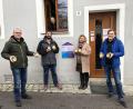 Bild: oy
Honigübergabe vor dem Domizil der Diakonie mit (von links) Helmut Heuberger (Vorsitzender des Bienenzuchtvereins Sulzbach-Rosenberg), Tim Saborowski, Theo Wißmüller und Elke Wolfsteiner (alle KASA) sowie Stefan Reither (Leiter Ernst-Naegelsbach-Haus).