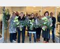 Bild: Modehaus Zeitler/exb
Während das Modehaus Zeitler eine IHK-Urkunde für das 75-jährige Bestehen erhielt, zeichnete das Unternehmen selbst langjährige Mitarbeiterinnen aus. Im Bild (vorne, von links) Karin Höfer, Ines Schricker und Katrin Madl sowie (hinten, von links) Katrin und Holger Paschedag, Ernst Zeitler, Bürgermeister Stefan Grillmeier, Barbara Zeitler und Florian Rieder (IHK).